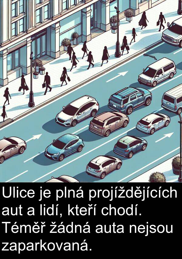 aut: Ulice je plná projíždějících aut a lidí, kteří chodí. Téměř žádná auta nejsou zaparkovaná.
