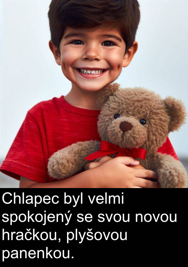 panenkou: Chlapec byl velmi spokojený se svou novou hračkou, plyšovou panenkou.