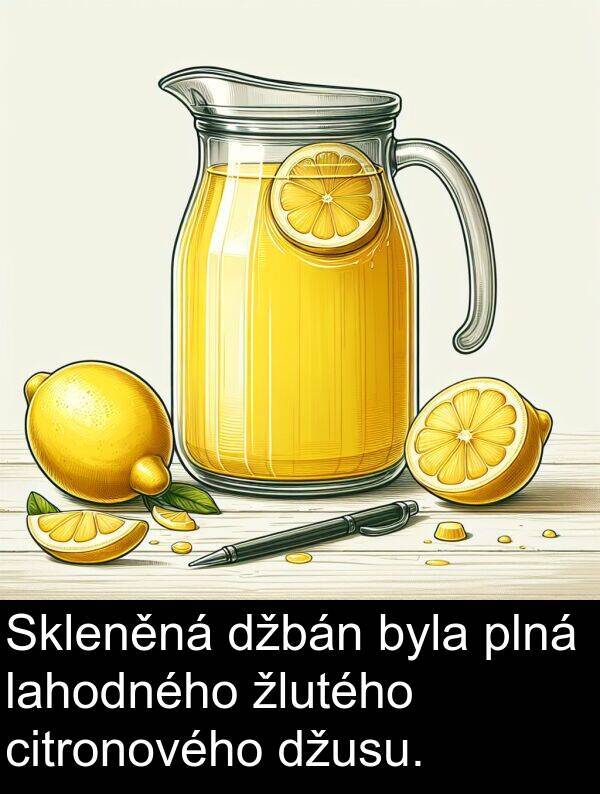 žlutého: Skleněná džbán byla plná lahodného žlutého citronového džusu.