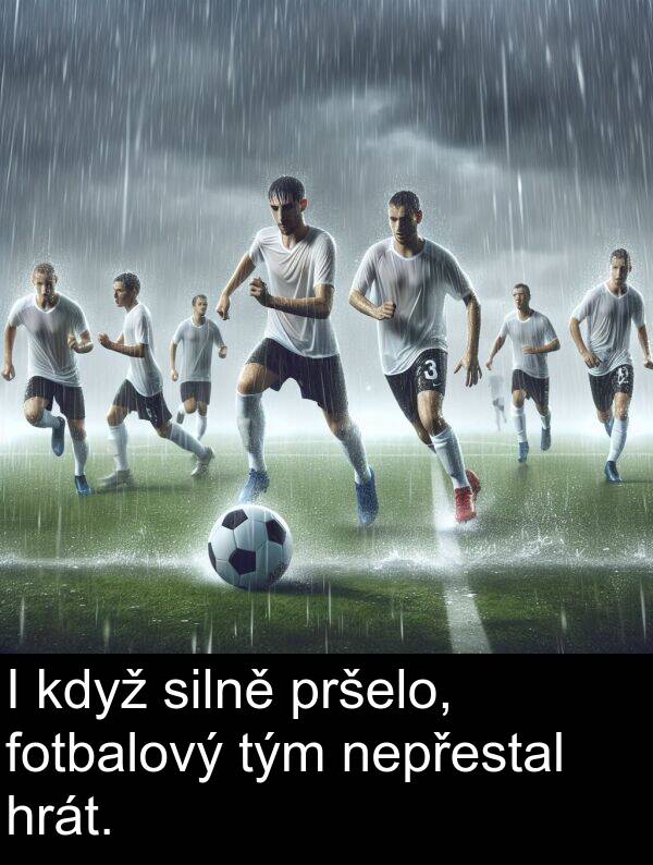 fotbalový: I když silně pršelo, fotbalový tým nepřestal hrát.