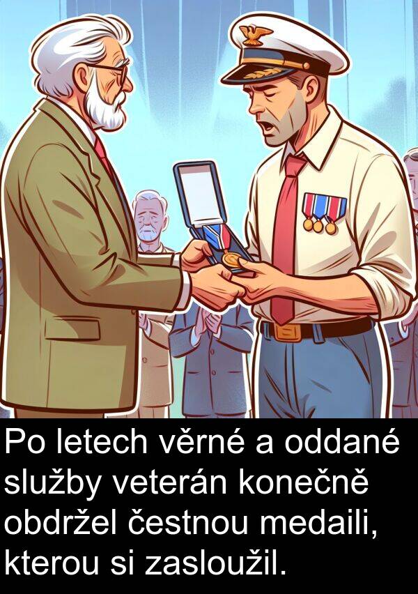 obdržel: Po letech věrné a oddané služby veterán konečně obdržel čestnou medaili, kterou si zasloužil.