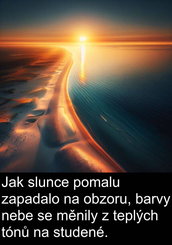 studené: Jak slunce pomalu zapadalo na obzoru, barvy nebe se měnily z teplých tónů na studené.