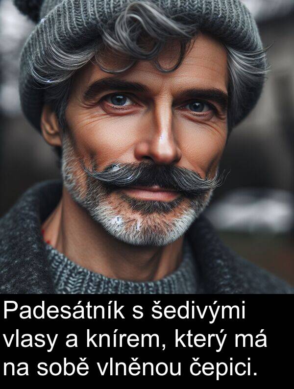 šedivými: Padesátník s šedivými vlasy a knírem, který má na sobě vlněnou čepici.