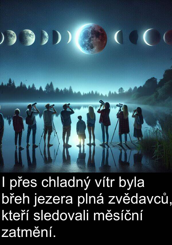chladný: I přes chladný vítr byla břeh jezera plná zvědavců, kteří sledovali měsíční zatmění.