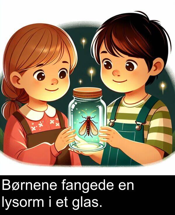 fangede: Børnene fangede en lysorm i et glas.