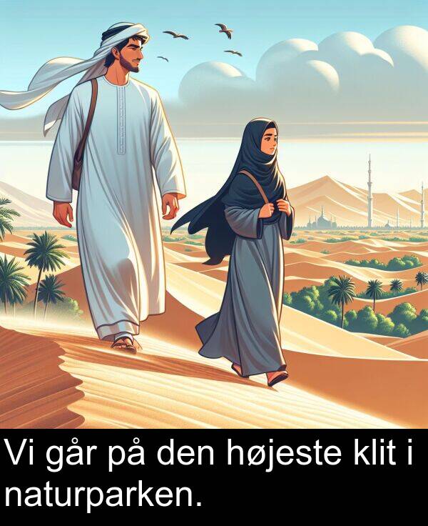 går: Vi går på den højeste klit i naturparken.