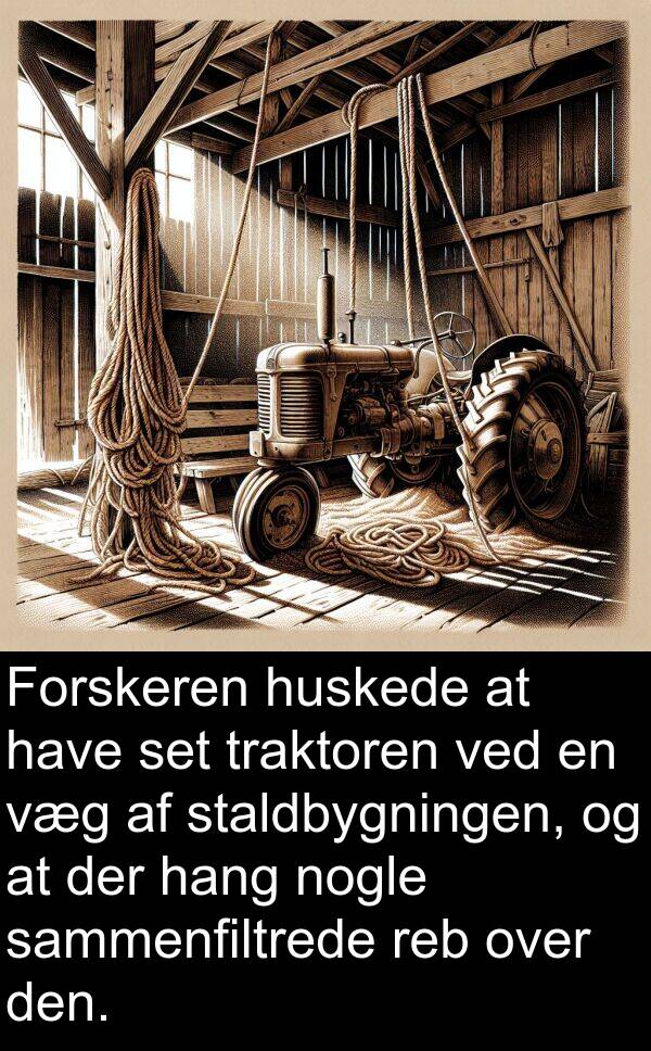 væg: Forskeren huskede at have set traktoren ved en væg af staldbygningen, og at der hang nogle sammenfiltrede reb over den.