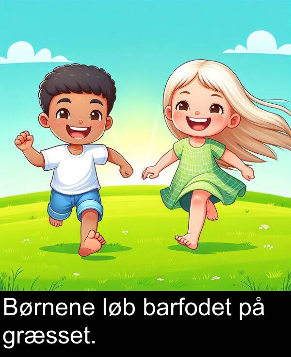 barfodet: Børnene løb barfodet på græsset.