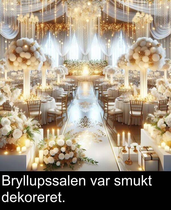 var: Bryllupssalen var smukt dekoreret.