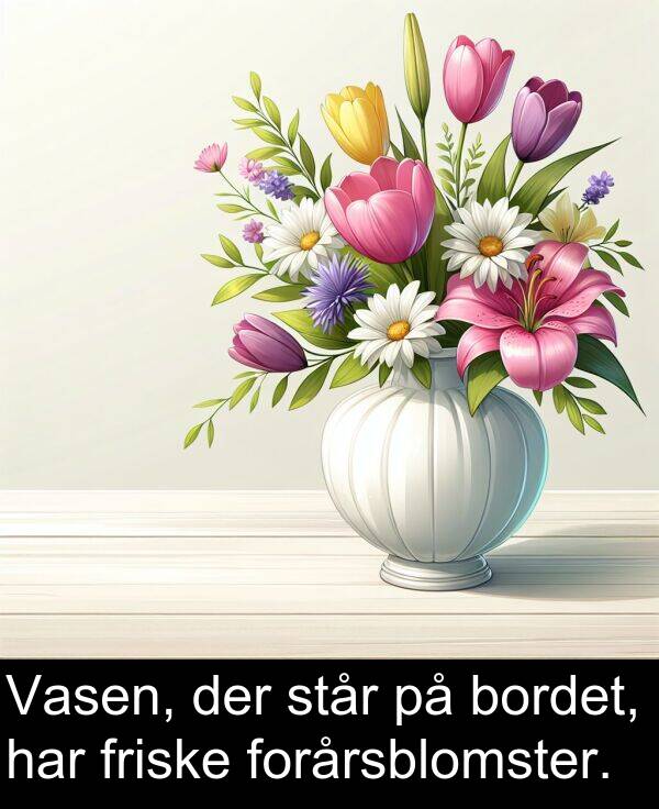 bordet: Vasen, der står på bordet, har friske forårsblomster.