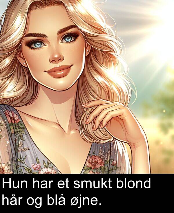 har: Hun har et smukt blond hår og blå øjne.