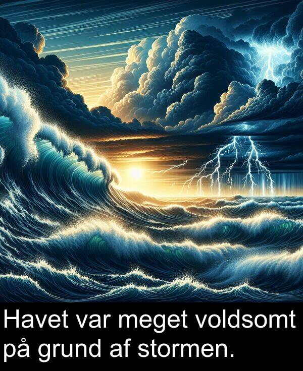 voldsomt: Havet var meget voldsomt på grund af stormen.