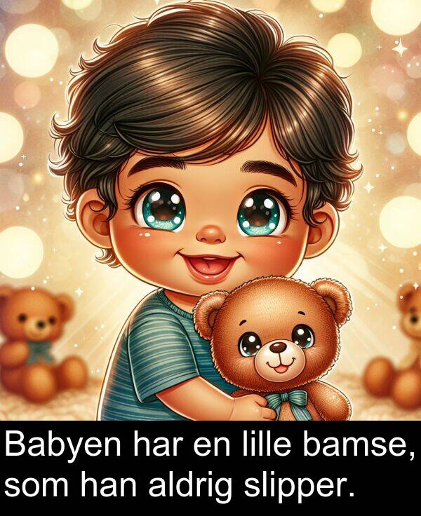 han: Babyen har en lille bamse, som han aldrig slipper.