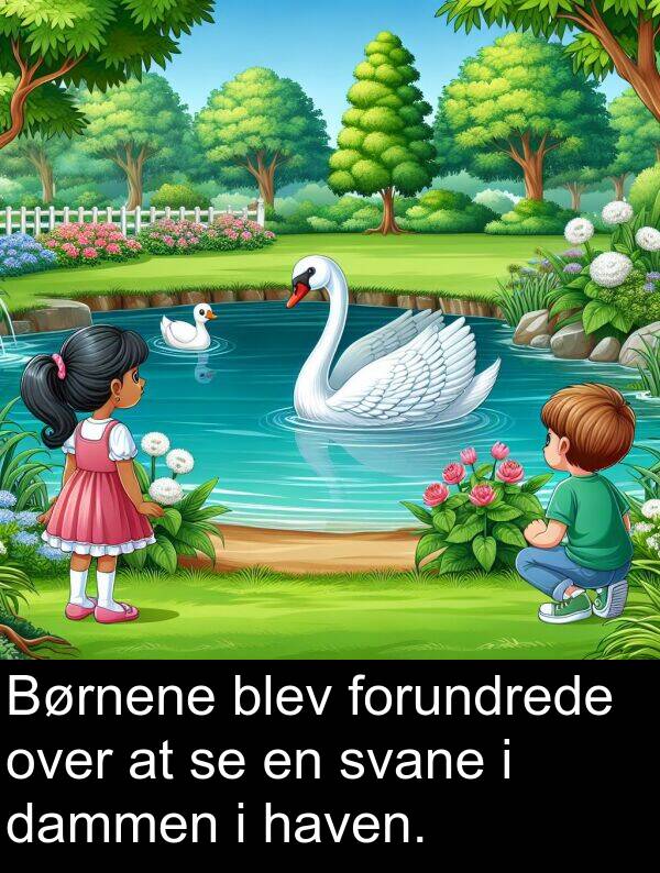 haven: Børnene blev forundrede over at se en svane i dammen i haven.