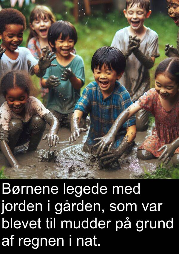 jorden: Børnene legede med jorden i gården, som var blevet til mudder på grund af regnen i nat.