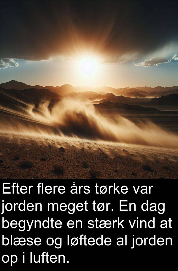 års: Efter flere års tørke var jorden meget tør. En dag begyndte en stærk vind at blæse og løftede al jorden op i luften.
