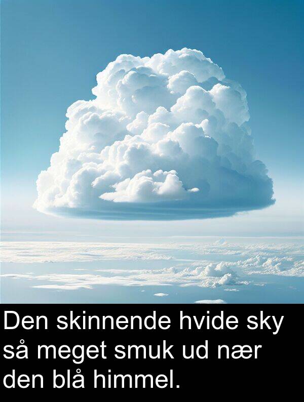 himmel: Den skinnende hvide sky så meget smuk ud nær den blå himmel.