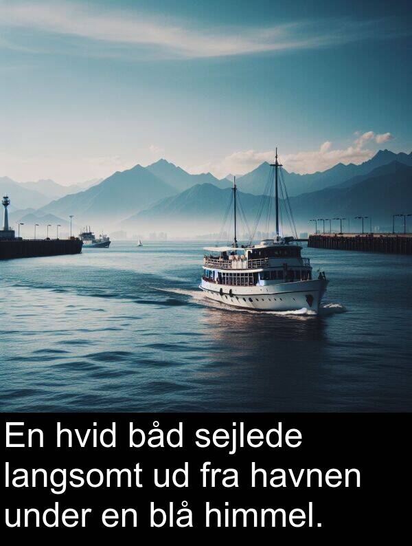 under: En hvid båd sejlede langsomt ud fra havnen under en blå himmel.
