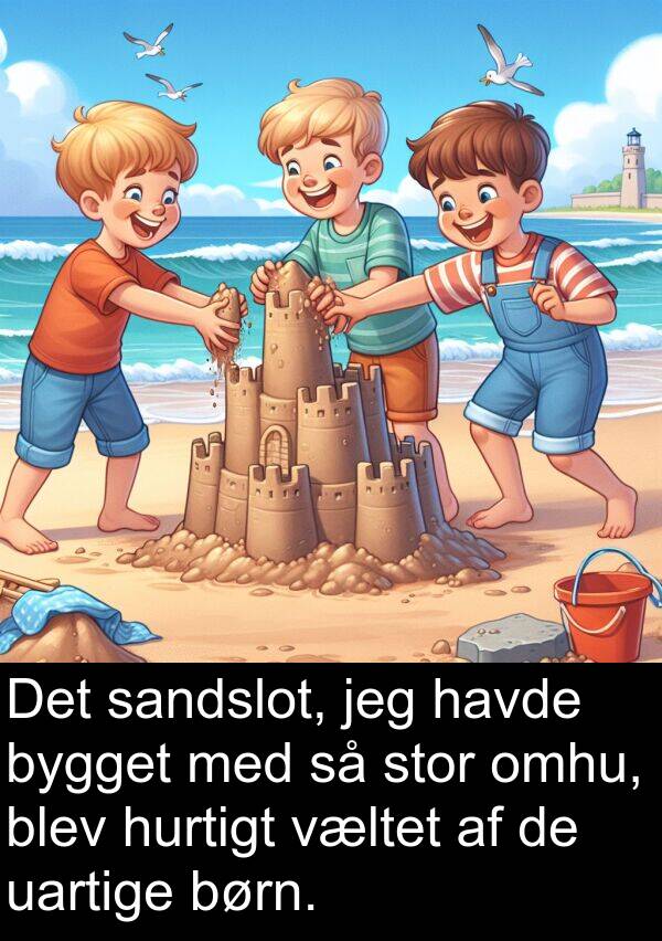 væltet: Det sandslot, jeg havde bygget med så stor omhu, blev hurtigt væltet af de uartige børn.
