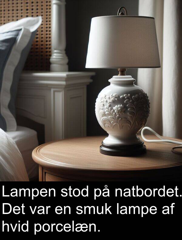 hvid: Lampen stod på natbordet. Det var en smuk lampe af hvid porcelæn.