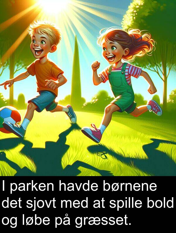 græsset: I parken havde børnene det sjovt med at spille bold og løbe på græsset.