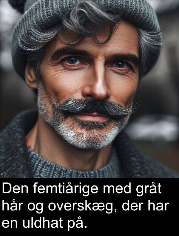 gråt: Den femtiårige med gråt hår og overskæg, der har en uldhat på.