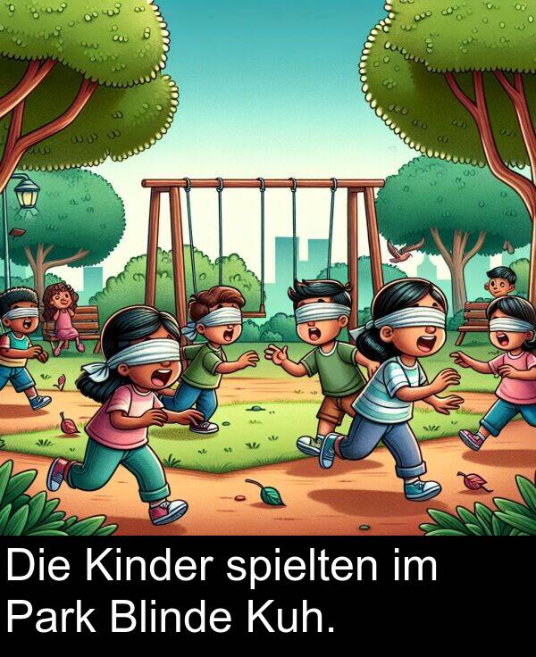 Die: Die Kinder spielten im Park Blinde Kuh.