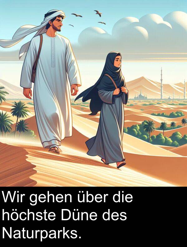 Wir: Wir gehen über die höchste Düne des Naturparks.