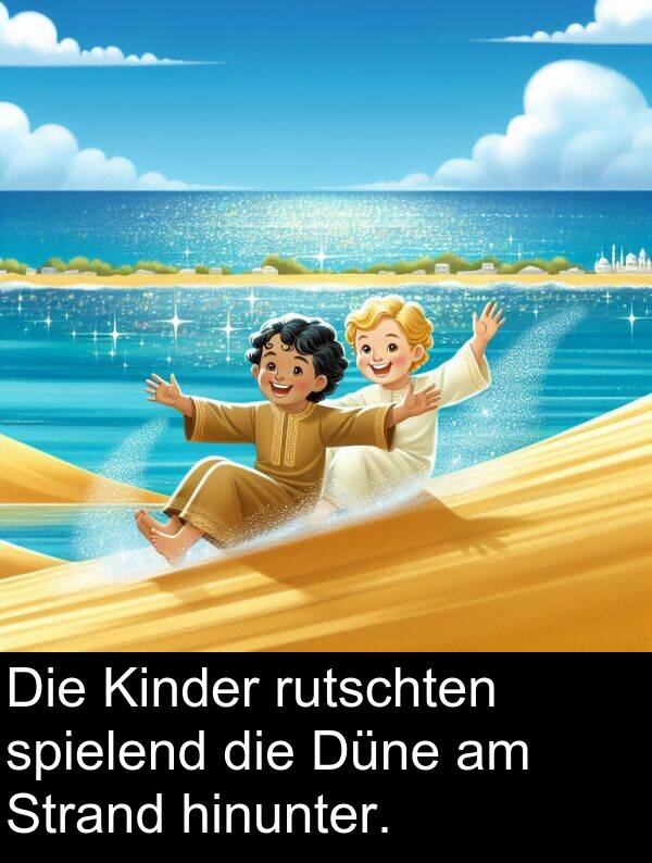 rutschten: Die Kinder rutschten spielend die Düne am Strand hinunter.