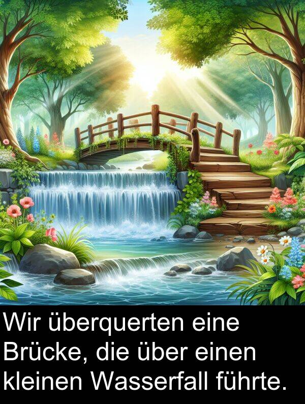 führte: Wir überquerten eine Brücke, die über einen kleinen Wasserfall führte.