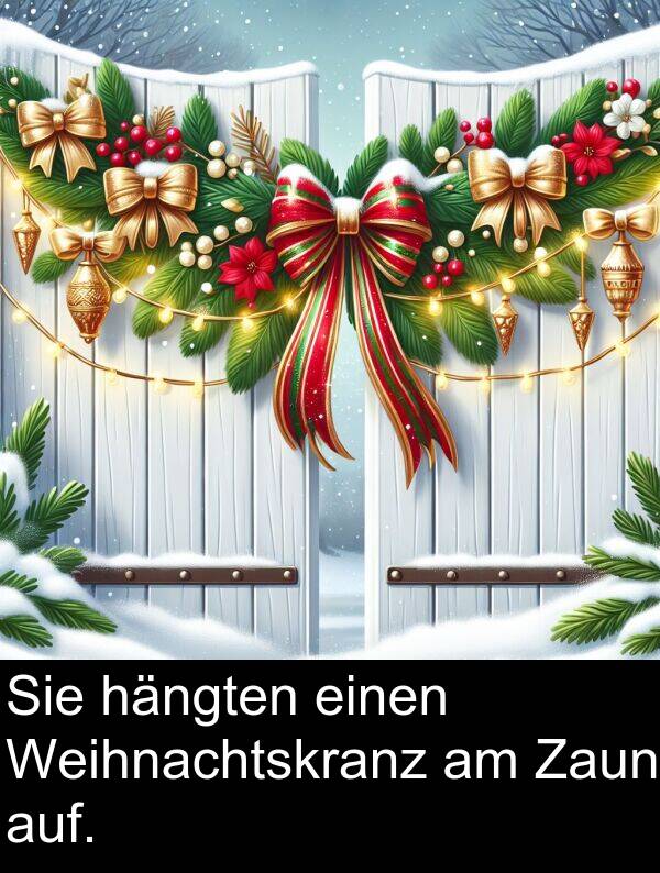 einen: Sie hängten einen Weihnachtskranz am Zaun auf.
