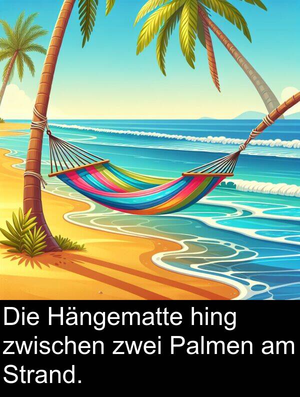 zwei: Die Hängematte hing zwischen zwei Palmen am Strand.