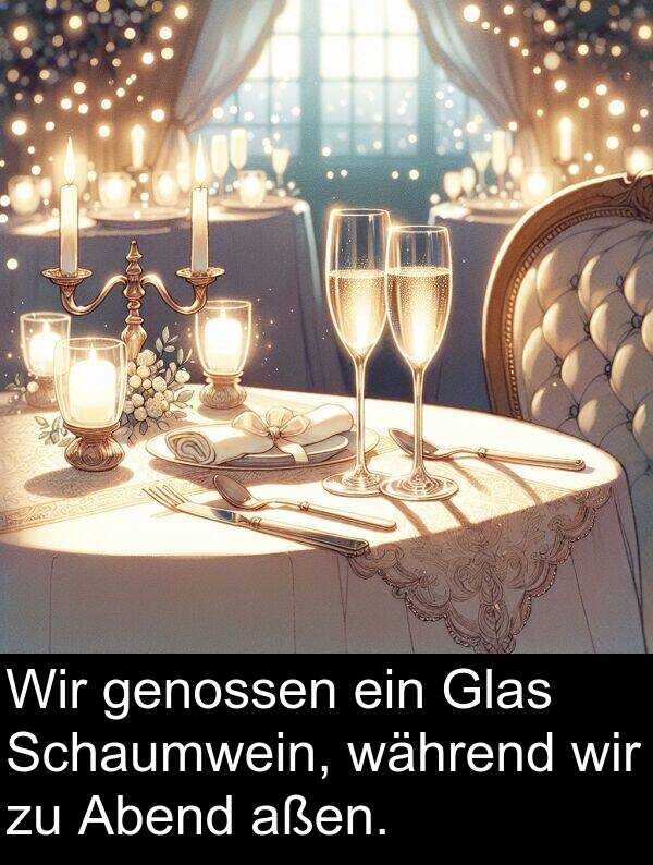 Abend: Wir genossen ein Glas Schaumwein, während wir zu Abend aßen.