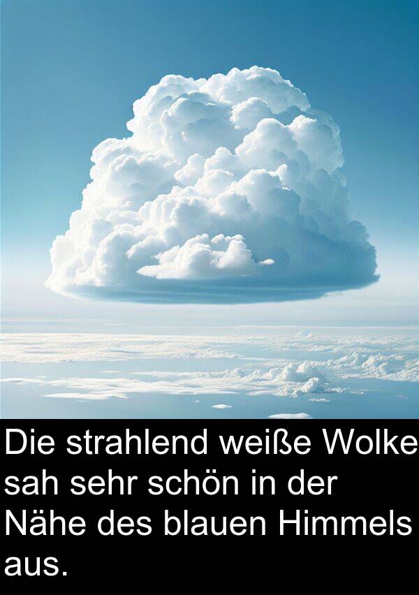 sah: Die strahlend weiße Wolke sah sehr schön in der Nähe des blauen Himmels aus.