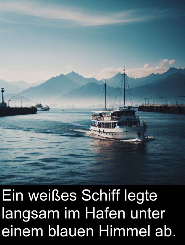 unter: Ein weißes Schiff legte langsam im Hafen unter einem blauen Himmel ab.