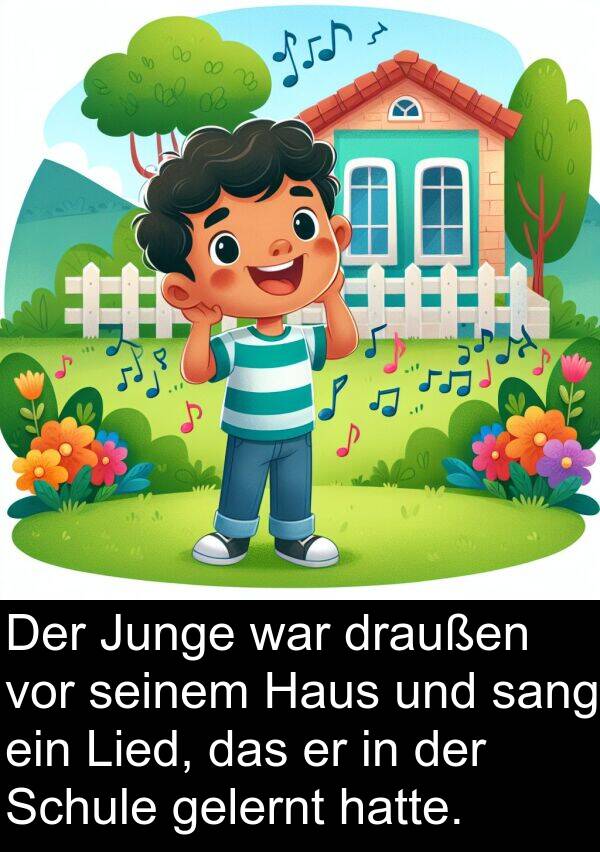 draußen: Der Junge war draußen vor seinem Haus und sang ein Lied, das er in der Schule gelernt hatte.