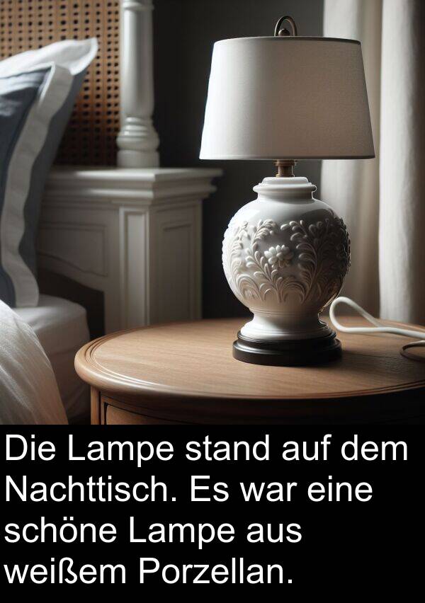 Nachttisch: Die Lampe stand auf dem Nachttisch. Es war eine schöne Lampe aus weißem Porzellan.