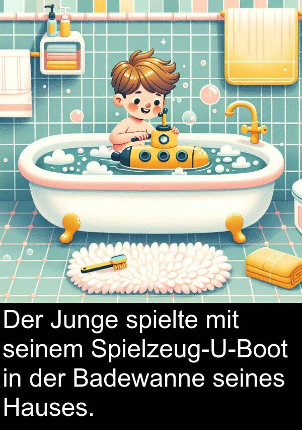 spielte: Der Junge spielte mit seinem Spielzeug-U-Boot in der Badewanne seines Hauses.