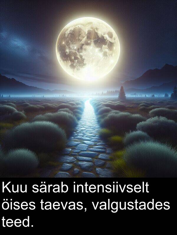 intensiivselt: Kuu särab intensiivselt öises taevas, valgustades teed.