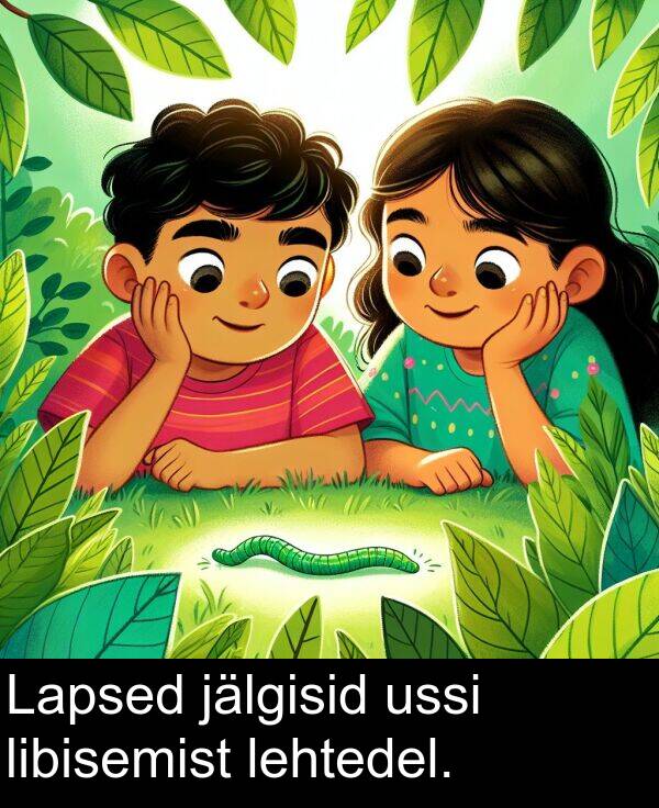 ussi: Lapsed jälgisid ussi libisemist lehtedel.