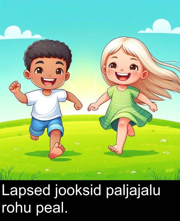 peal: Lapsed jooksid paljajalu rohu peal.