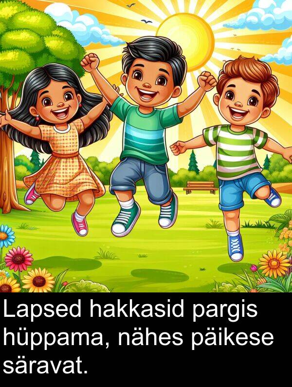 hüppama: Lapsed hakkasid pargis hüppama, nähes päikese säravat.