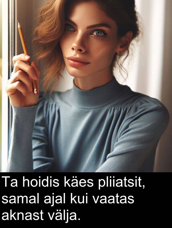 välja: Ta hoidis käes pliiatsit, samal ajal kui vaatas aknast välja.