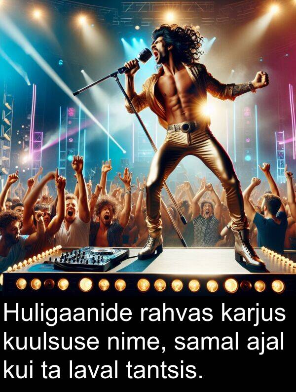 kuulsuse: Huligaanide rahvas karjus kuulsuse nime, samal ajal kui ta laval tantsis.