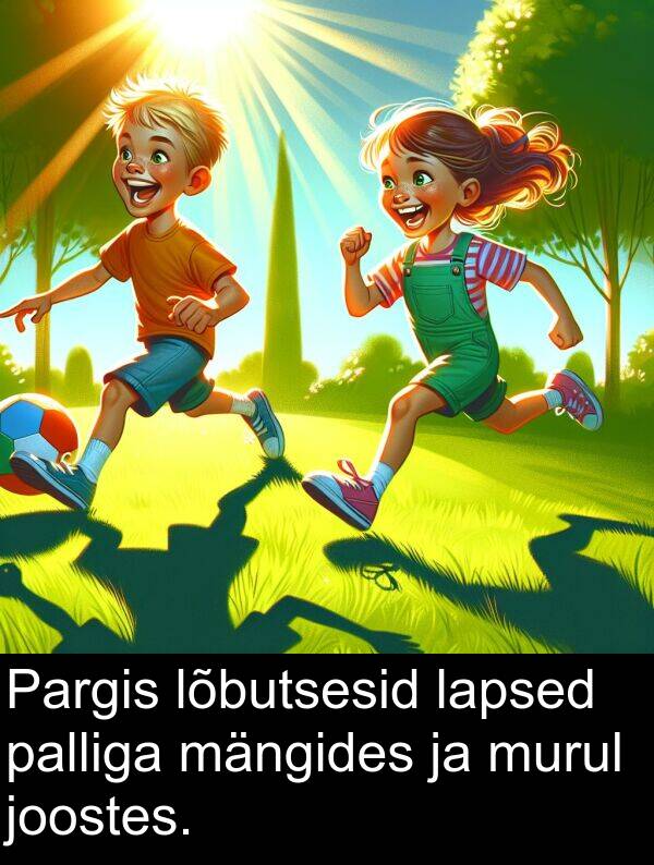 lõbutsesid: Pargis lõbutsesid lapsed palliga mängides ja murul joostes.
