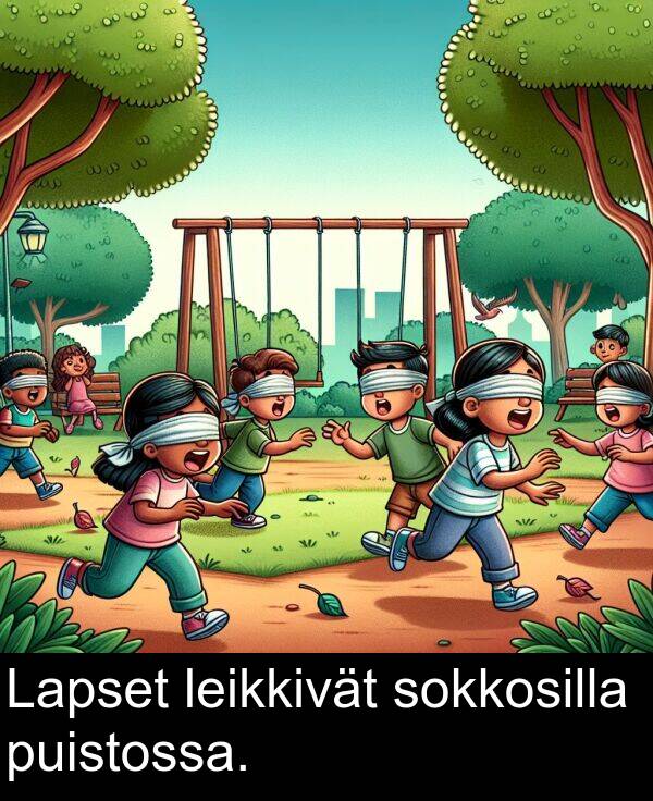 puistossa: Lapset leikkivät sokkosilla puistossa.