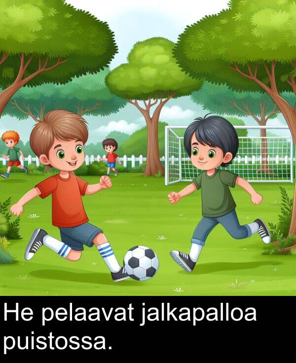 puistossa: He pelaavat jalkapalloa puistossa.