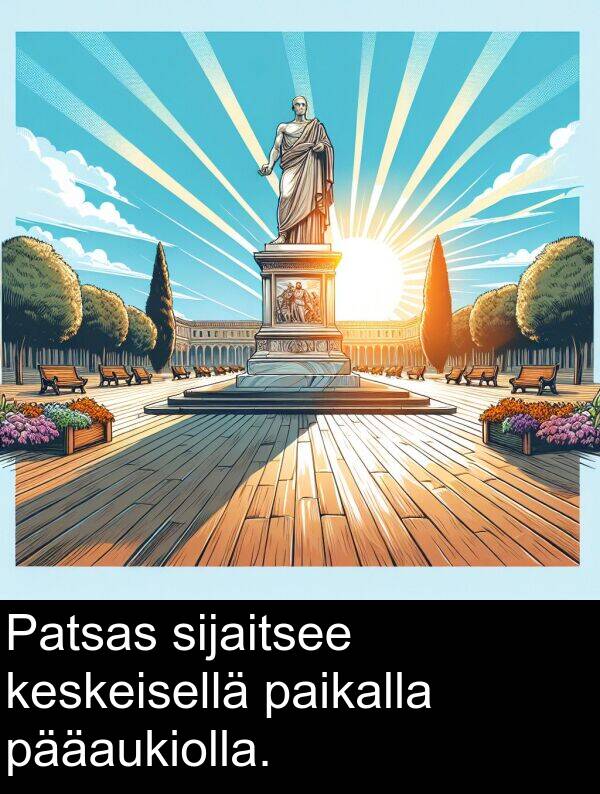sijaitsee: Patsas sijaitsee keskeisellä paikalla pääaukiolla.