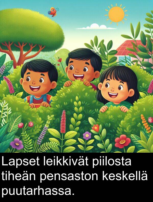 puutarhassa: Lapset leikkivät piilosta tiheän pensaston keskellä puutarhassa.