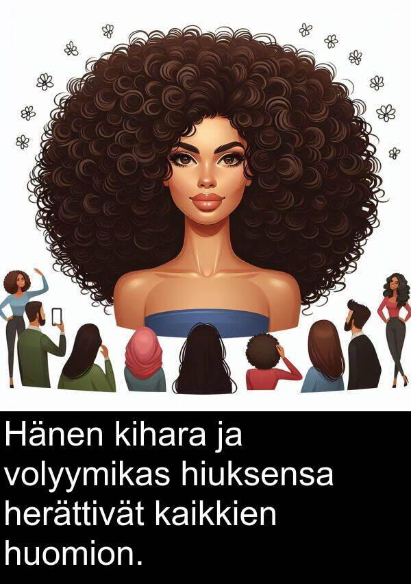 herättivät: Hänen kihara ja volyymikas hiuksensa herättivät kaikkien huomion.